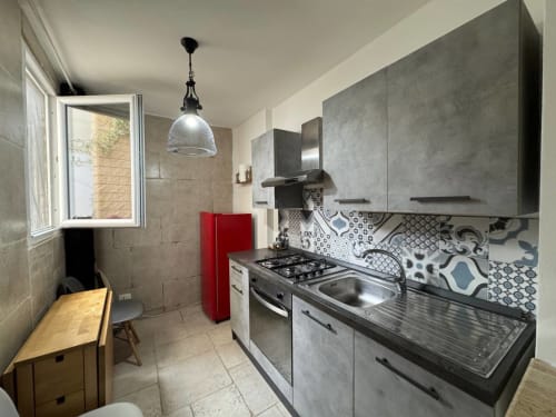 Modern equipped kitchen with gas stove, sink, and decorative backtile in Lecce apartment, Dimore Salentine
