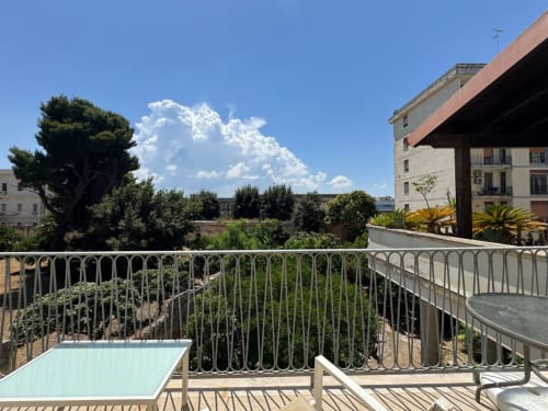 Terrazza soleggiata a Dimore Salentine a Lecce con vista sui giardini e l'architettura mediterranea