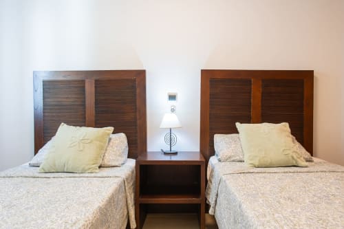 Twin beds with yellow pillows and wooden headboards in Apto. El Alcázar, San Pedro del Pinatar
