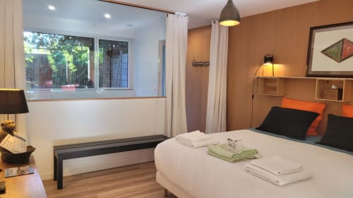 Camera Wise Monkey al Lodge du Cap Ferret con vista giardino, letto moderno, accenti in legno caldo e ampie finestre
