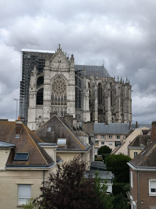 Cathédrale gothique aux sculptures délicates dominant les immeubles résidentiels du centre-ville de Beauvais