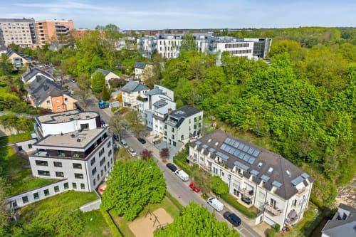 Vue aérienne du bien Mattbnb à Metz, entouré d'arbres verdoyants et d'immeubles modernes