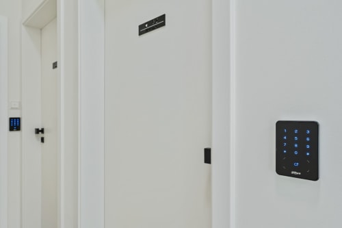 Système d'accès par clavier intelligent dans la chambre Mattbnb Chambre 2.3 de l'hôtel à Metz, France