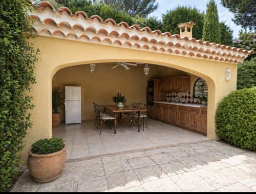 Patio couvert extérieur à la Conciergerie Maurin à Arles avec coin repas, cuisine et toiture en terre cuite