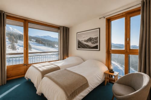 Chambre avec vue alpine à Arc 1800, Bourg-Saint-Maurice : lits jumeaux, portes-fenêtres en bois et sommets enneigés