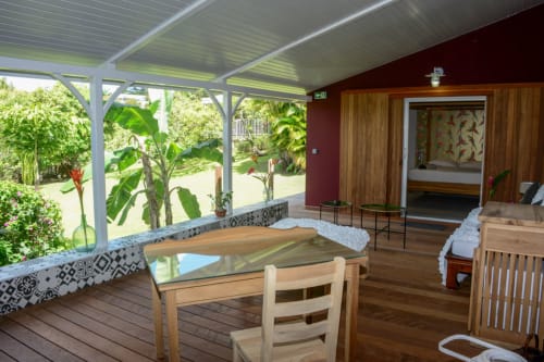 Suite Carriacou bureau salon extérieur jardin tropical Hôtel Maison Clémentine Martinique
