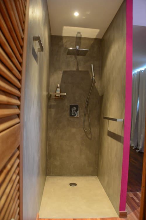 Douche italienne béton ciré Suite Grenade Hôtel Maison Clémentine Fort-de-France Martinique