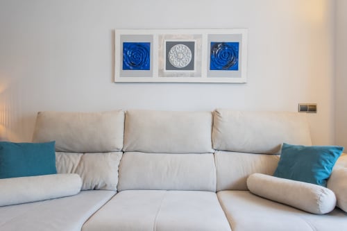 Modern living room with beige sofa and teal pillows at Haus Holiday Homes, San Pedro del Pinatar