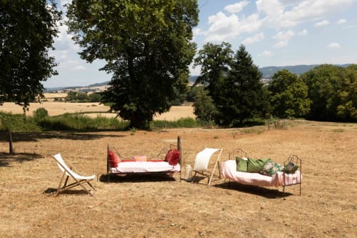 Lits anciens et transat dans les champs de la campagne du Château de Vaux Morvan, Étang sur Arroux