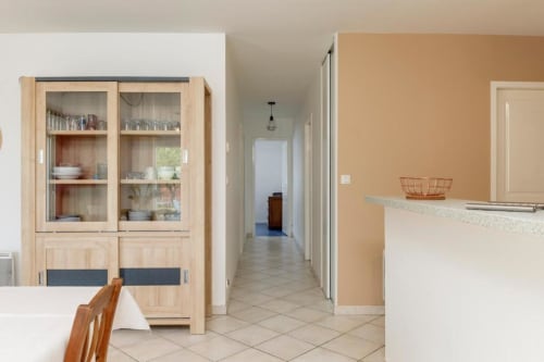 Cuisine et salle à manger du gîte L'escapade de Sauvagnac aux Petits Toits à Libourne, avec vaisselier en bois et pêche