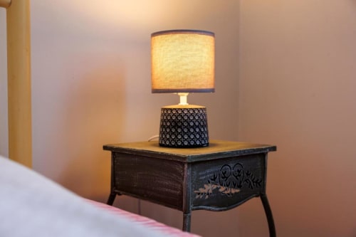 Lampe de table vintage à base motif et abat-jour en tissu chaud au gîte L'escapade de Sauvagnac aux Petits Toits, Libourne