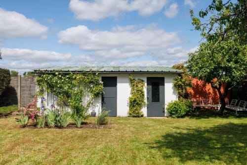 Le cottage L'escapade de Sauvagnac aux Petits Toits à Libourne avec toiture verte, murs lierre et jardin soigné