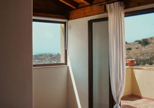 Terrazza Rosmarino Suite a Baglio Capo con vista sul lago e paesaggio collinare a Siculiana