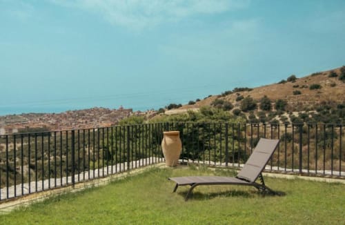 Terrazza con lettino e urna in ceramica affacciata sulla valle di Siculiana presso Baglio Capo
