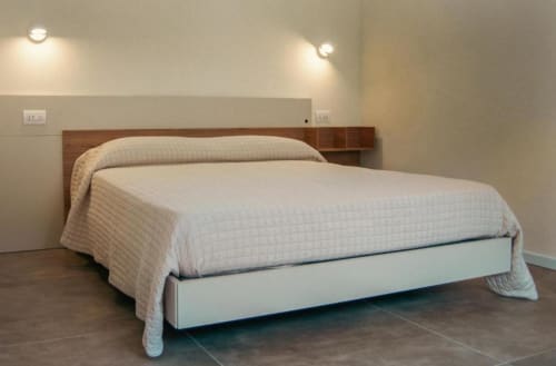 Camera moderna nella villa Rosmarino Suite di Baglio Capo con testata in legno, biancheria bianca e arredamento minimalista con vista