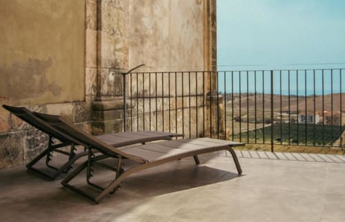 Terrazza soleggiata con lettini che affaccia sulle colline ondulate di Baglio Capo a Siculiana, Italia