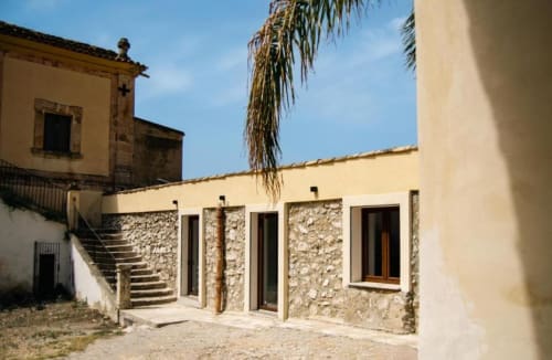 Suite Gelsomino al Baglio Capo di Siculiana con cortile in pietra, palma e ingresso terrazza