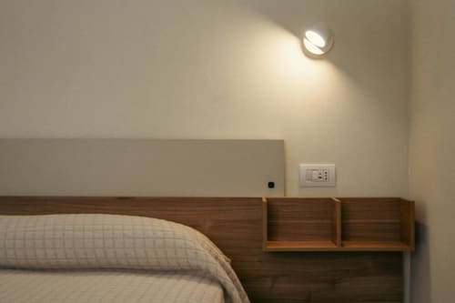 Camera moderna della villa Olive Tree Room a Baglio Capo, Siculiana con letto in legno, prese a muro e illuminazione incassata
