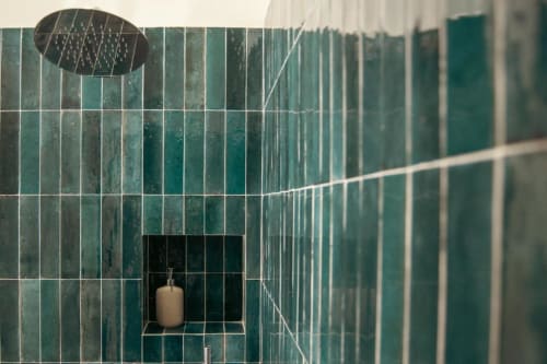 Moderno bagno con piastrelle turchesi e doccia a pioggia presso Baglio Capo a Siculiana