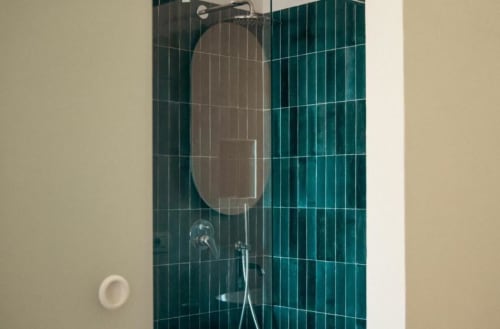 Moderno doccia con soffione a pioggia e piastrelle turchesi nel bagno della Suite Gelsomino di Villa Baglio Capo, Siculiana