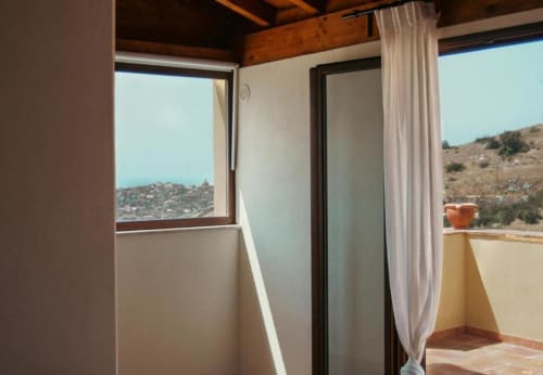 Terrazza della Suite Rosmarino con vista sul lago, villa Baglio Capo a Siculiana, Sicilia