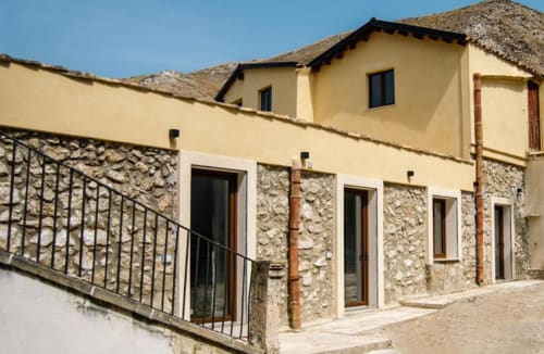 Villa Rosmarino Suite a Baglio Capo a Siculiana: facciata in pietra, terrazza e vista lago