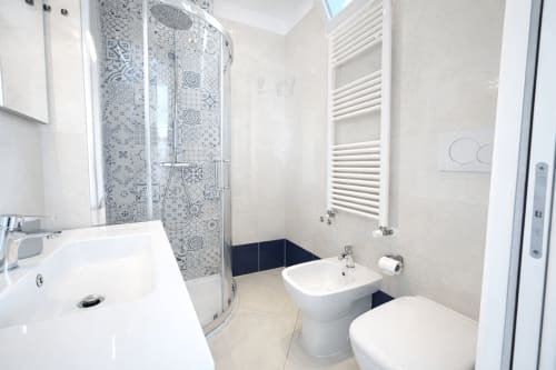 Bagno moderno presso Appartamenti Bari in Terrazza Visconti con doccia, WC, bidet e scaldasalviette bianco riscaldato
