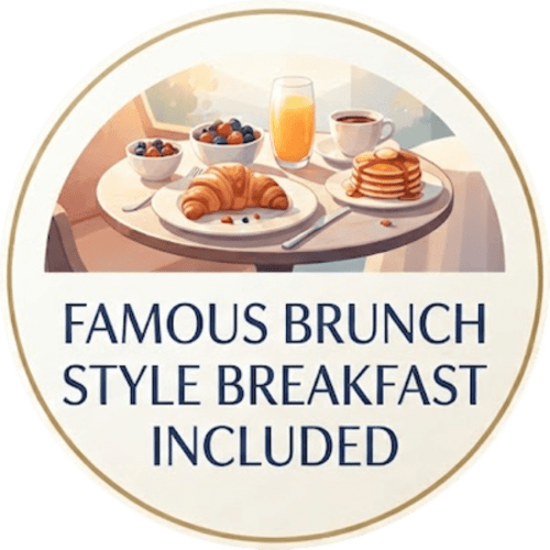 Élégant brunch avec croissant, crêpes, fruits rouges, jus d'orange et café à l'hôtel Loup Castel Boutique au