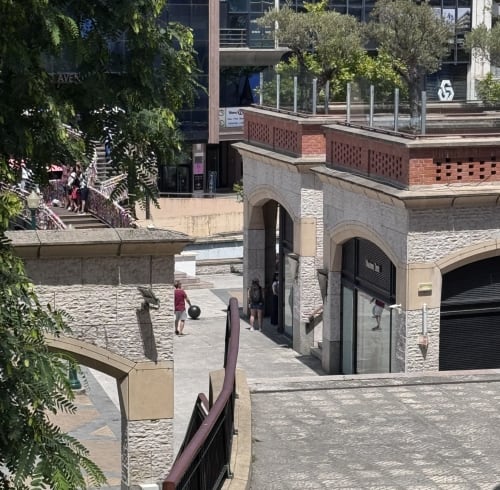 Place du centre-ville d'Aveiro avec bâtiments en pierre, escaliers et arbres verdoyants près de l'hôtel RIA CENTRUM