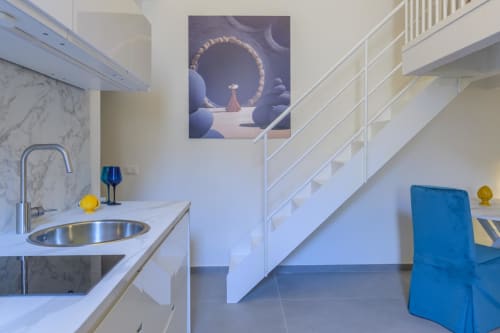 Appartamento Blu Ottanio ad Almatros Sulmona con cucina moderna, scala bianca e accenti in blu