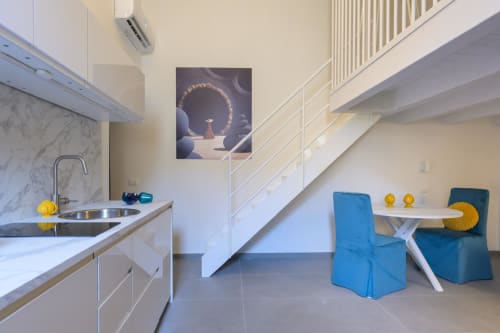 Appartamento Blu Ottanio dell'hotel Almatros a Sulmona, Italia con cucina moderna, scala bianca e accenti blu