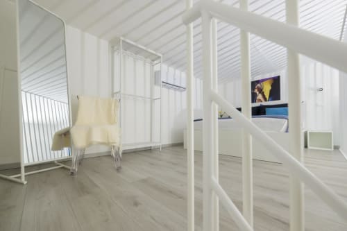 Luminosa suite Blu Ottanio dell'hotel Almatros a Sulmona con design loft minimalista e pavimenti in legno