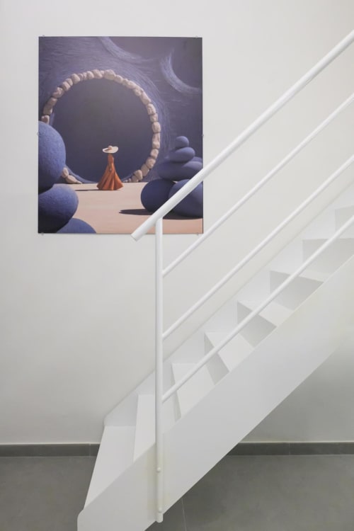 Scala bianca con arte moderna che raffigura un paesaggio surreale all'hotel Almatros, appartamento Blu Ottanio, Sulmona