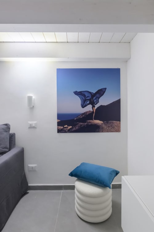Appartamento Blu Ottanio ad Almatros Sulmona con moderna arte costiera sopra cuscino blu su pouf bianco