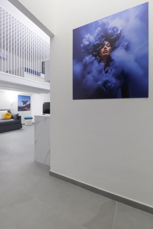 Appartamento moderno con installazione artistica astratta blu presso l'hotel Almatros di Sulmona, design d'interni minimalista