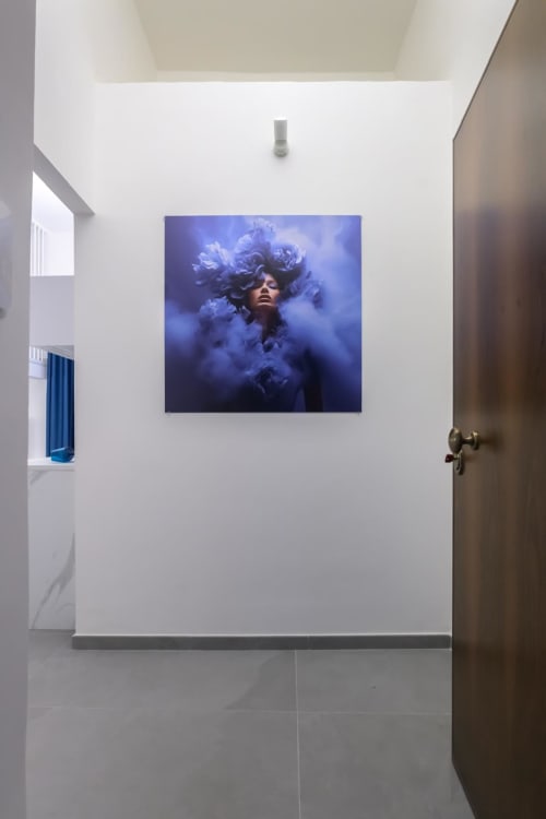 Corridoio moderno dell'appartamento Blu Ottanio all'hotel Almatros di Sulmona, con opera d'arte astratta blu su parete bianca