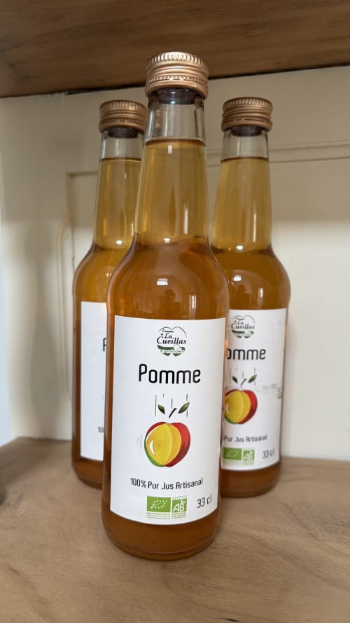 Trois bouteilles de jus de pomme biologique La Cueillas exposées au gîte Le Hameau de Céline B&B à Landes-le-Gaulois