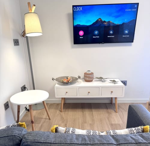 Séjour moderne au RIA CENTRUM Smart Residence Aveiro avec TV 44'', console blanche, canapé et lampadaire