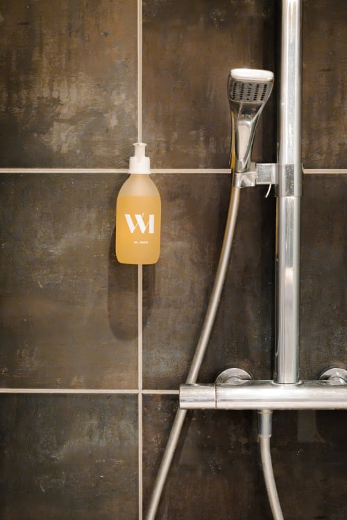 Équipements de salle de bains luxueux et pommeau de douche effet pluie au gîte boutique Le Hameau de Céline dans les Landes-le-Gaulois