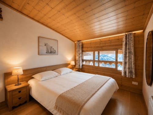 Chambre chaleureuse en bois avec vue sur les montagnes, literie blanche et vue sur le Mont-Blanc depuis la fenêtre à Cosyarc, Bourg-Saint-Maurice