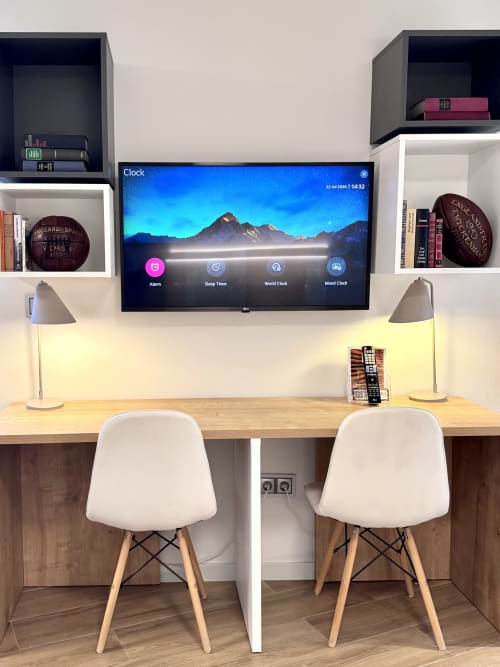 Configuration de bureau moderne à l'appartement RIA CENTRUM Studio Beige à Aveiro avec TV murale, deux chaises blanches, bureau en bois et ambiance