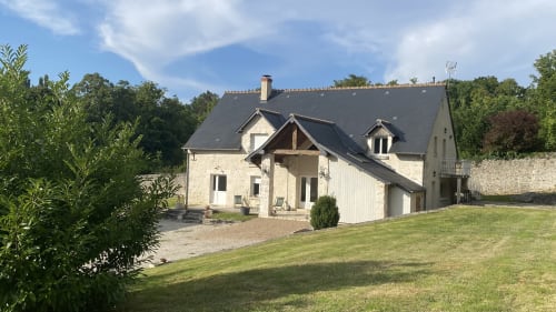Le Hameau de Céline, chambre d'hôtes à Landes-le-Gaulois, France, façade en pierre et jardins soignés