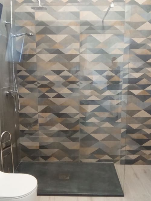Moderna doccia con rivestimento geometrico in tonalità neutre a My Home Apulia, Veglie