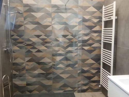 Moderno bagno con doccia a parete piastrellata geometrica, cabina in vetro, scaldasalviette bianco presso My Home Apulia, Veglie