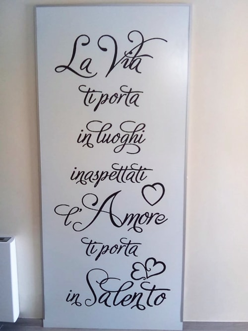 Arte murale italiana con citazione 'La Vita ti porta in luoghi inaspettati, l'Amore ti porta in Salento' presso l'hotel My Home Apulia