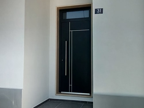 Moderna porta d'ingresso nera con maniglie metalliche all'entrata dell'appartamento, camera Amelia Blue a My Home Apulia, Veglie
