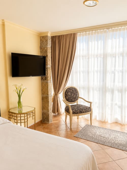 Moderno estudio en Baiona con televisor pantalla plana, mobiliario contemporáneo y vistas a la ciudad