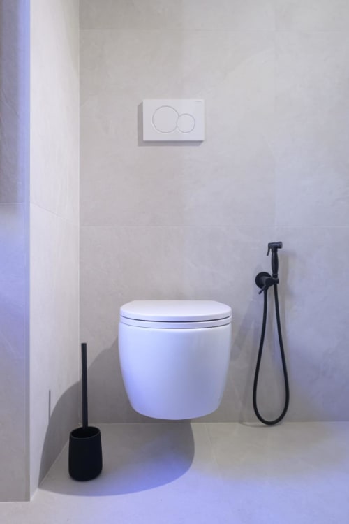 Bagno moderno presso Almatros Rubino Design Suites a Sulmona con wc sospeso e controlli bidet integrati