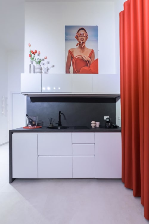 Vanity del bagno moderno con dettagli rossi presso Almatros Rubino Design Suites a Sulmona