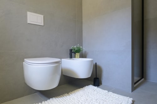 Bagno moderno alle Almatros Rubino Design Suites di Sulmona con WC sospeso, bidet e cabina doccia in vetro